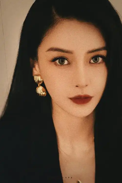 杨颖超话#angelababy#黑金格调散发高雅气息,今天是拥有飒酷气质,气场
