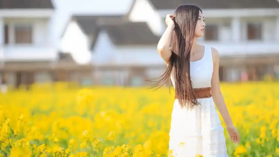 长发侧脸美女,白色裙子,花海,美丽的笑容,清纯美女壁纸