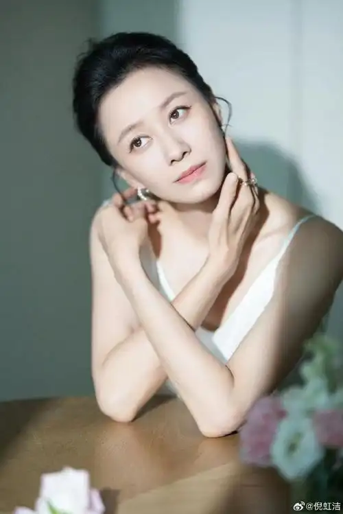 去年国剧盛典,倪虹洁也是靠这个角色拿下了年度优秀演员.