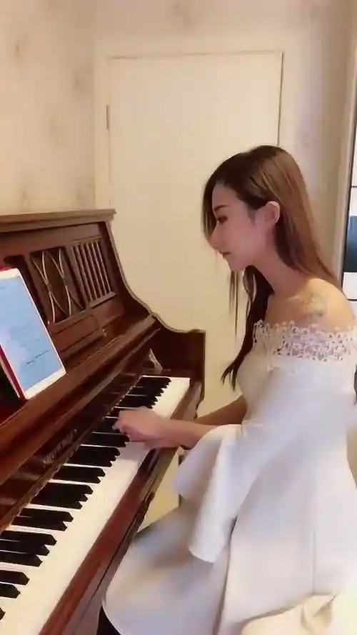 美女钢琴演绎的花之舞,真的是好听极了,听完还想听!