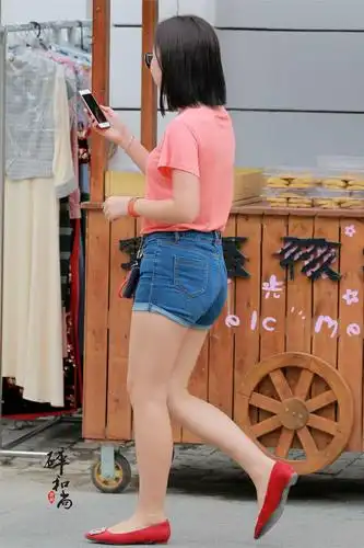 圆翘的短小热裤饱满前三角【20p】_街拍热裤_短裤_【精品街拍】[精华]