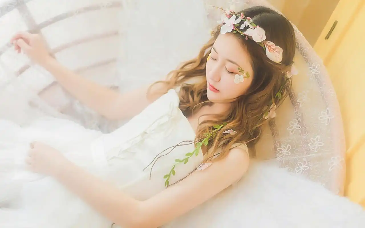 森系美女性感图片桌面壁纸