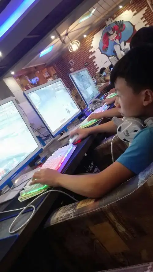 前些天家里停电 去上网   去的时候旁边两个小学生   走的时候小学生