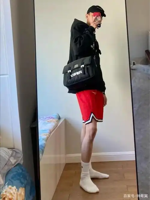 身高185,爱自拍把脸挡住的体院校草,颜值高,身材棒,还怕看吗