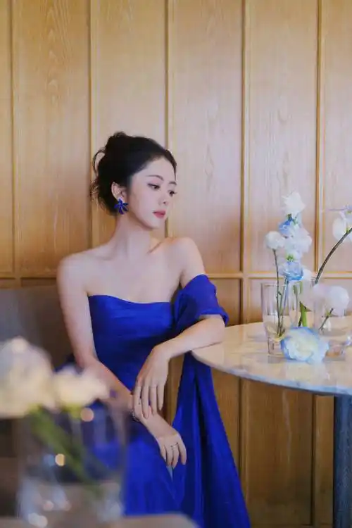 谭松韵穿克莱因蓝长裙尽显优雅 嘟嘴卖萌好可爱