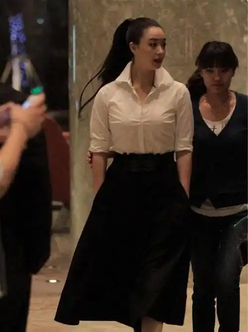 这位女神在路人镜头下满屏肉感"呼之欲出",原本骨架就很大的蒋欣穿着