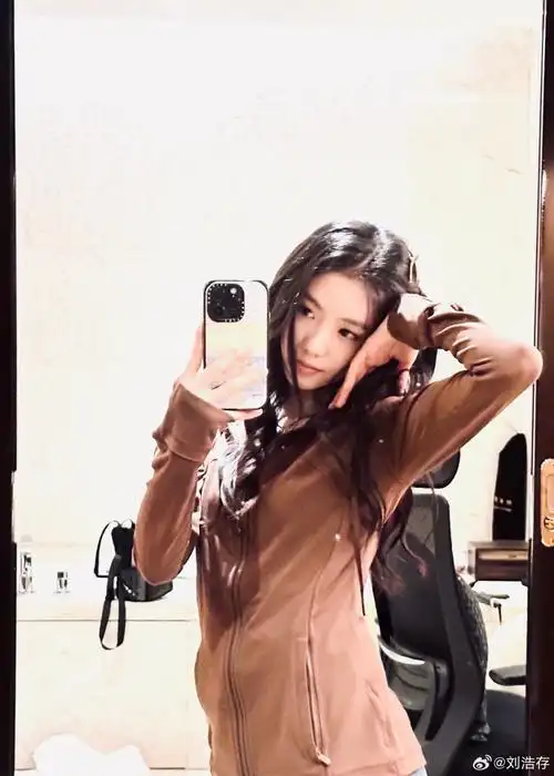 刘浩存晒最新自拍~  嘟嘴77wink,有被存子可爱到美女就是要给我