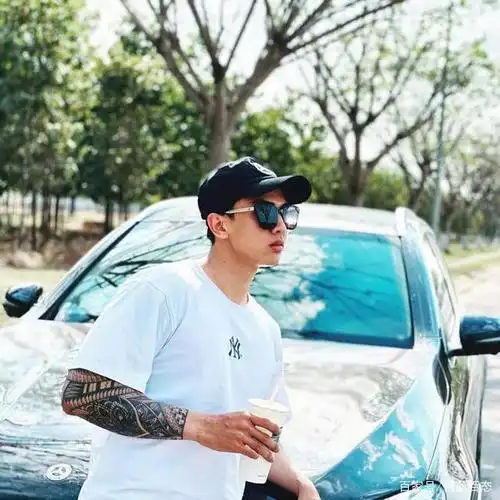 花臂男既酷又率性,衣服下更藏着壮实的肌肉和质感的线条