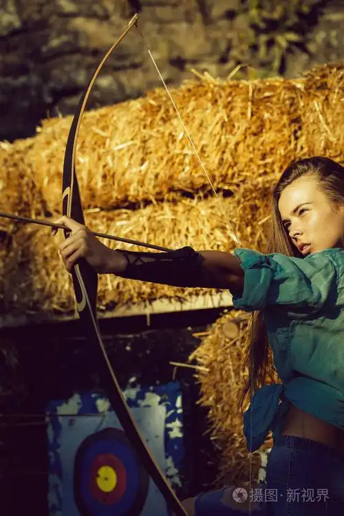 用弓和箭射击的自信的可爱女人射手