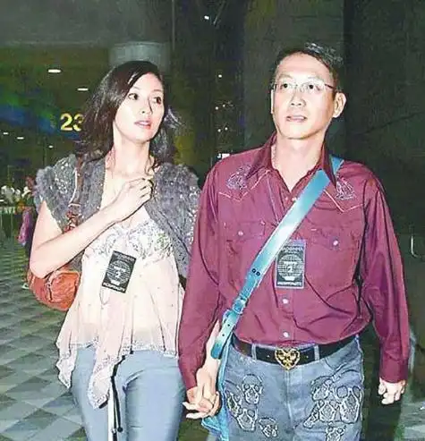 天上人间的大佬,曾看上李嘉欣,但是对方嫌他不够有钱而选择别人