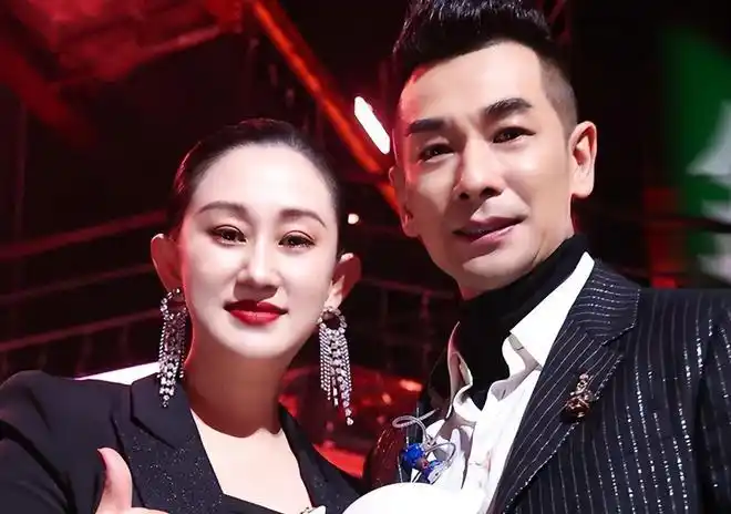 赵文卓晒全家福仨孩子跟妈妈如同复制粘贴15岁大女儿长腿吸睛