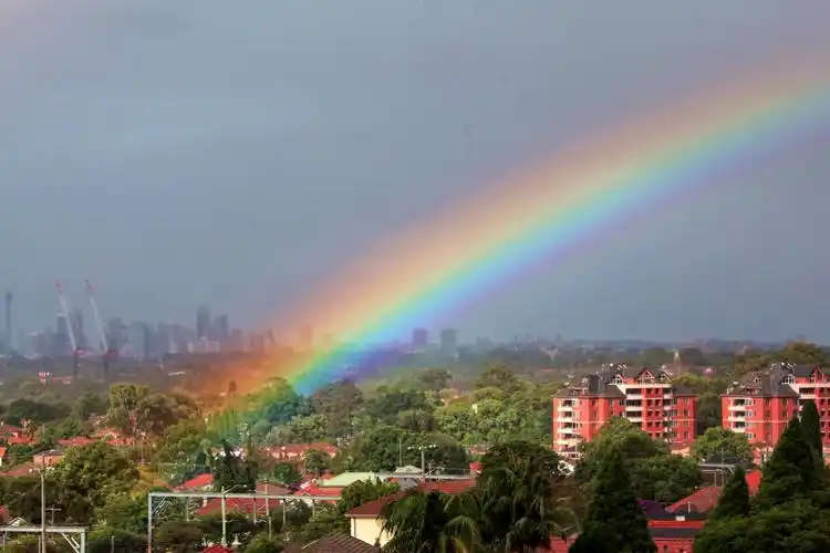 美丽的彩虹,闪电和奇异的云彩