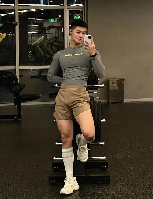 性感又可爱的肌肉小哥哥把健身房当秀场各种自拍荷尔蒙爆棚