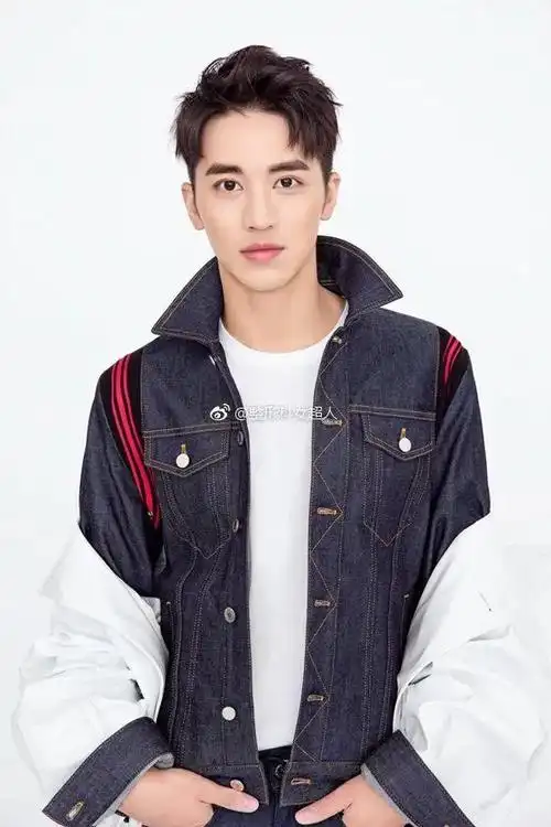 8位割双眼皮的男星,就服许魏洲,张彬彬,没割前太辣眼