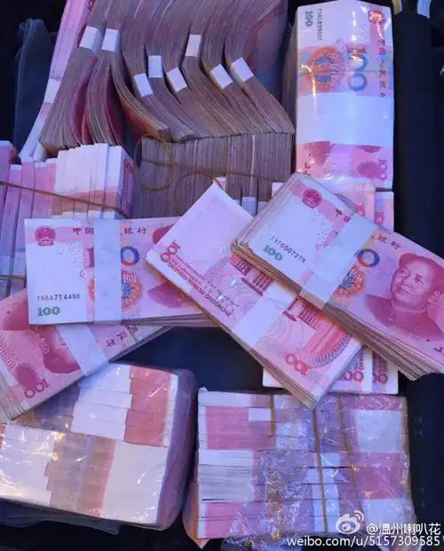 土豪公司年会 钞票想怎么抓就怎么抓