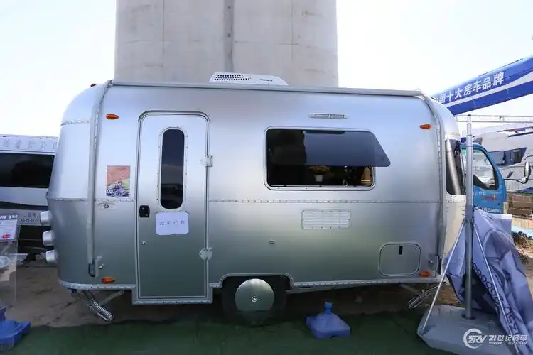 5.98万起售/浓浓复古风 星舟房车多款拖挂亮相房车展