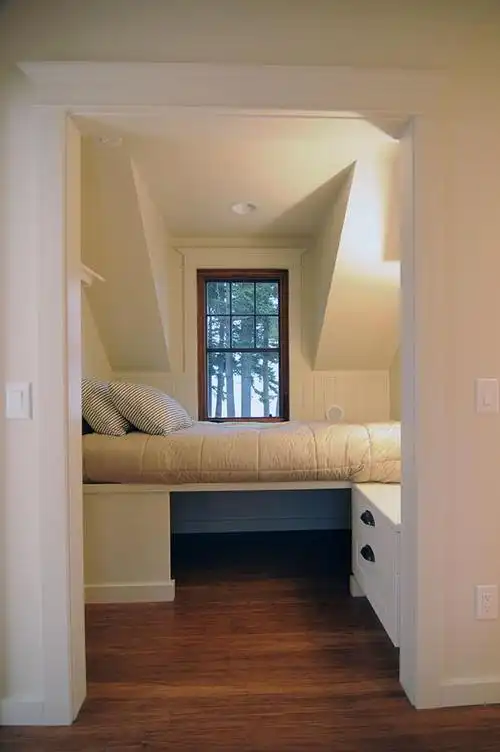 小阁楼儿童房靠窗墙面装修效果图