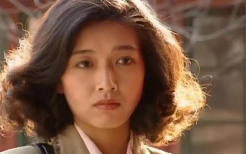 "当年参演《过把瘾》的时候,江珊还算是演艺圈的新人,当面