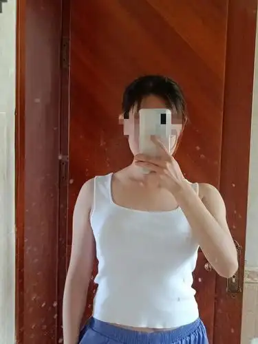 大学生 164 54kg 肩膀厚倒三角身材 个人比较喜欢第一个,但是.