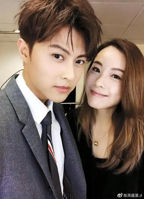邓丽欣(stephy)与邱胜翊(王子)发展3年异地恋,今日却宣布分手!