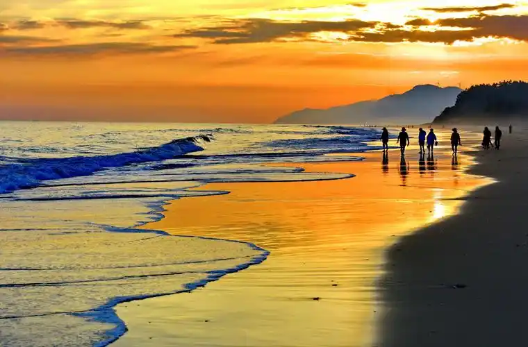 《金色海滩》       吕彭泽(重庆)