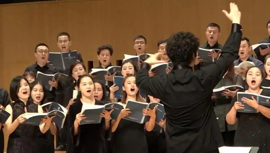 瞩目的当属组建才只有短短三天的中国教师实验合唱团的首次登台亮相