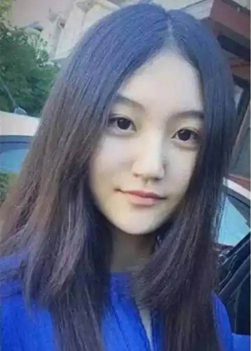 陆子艺6岁被成龙抱上春晚因长相被骂退圈出国如今怎样了