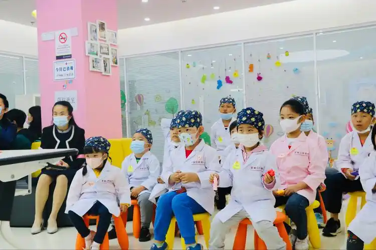 永林口腔医院在三楼儿童诊疗休息区举办了一期"小小牙医"亲子体验活动