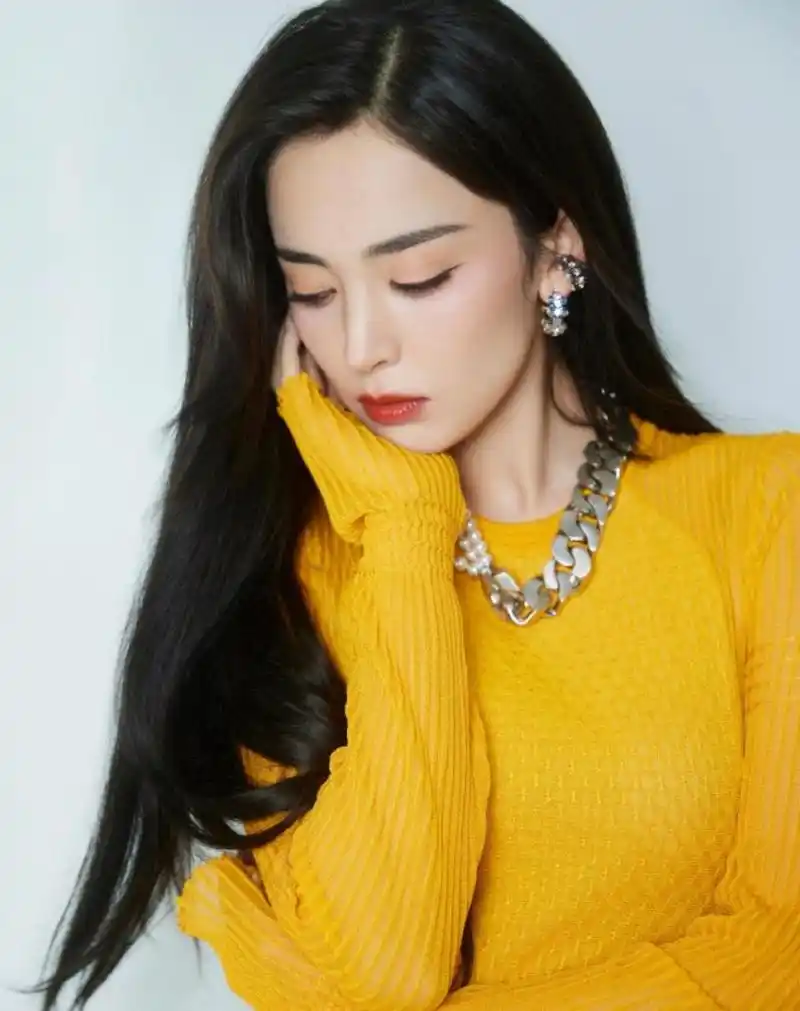 古力娜扎拍摄一组唯美写真,一头乌黑柔顺的长发披肩,尽显温柔妩媚