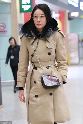 "龙女郎"张蓝心素颜亮相机场 卡其色大衣束腰露小气腿身材高挑