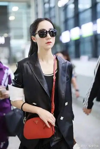 36岁韩雪皮衣红唇女王气场十足,不受音乐剧假唱影响心情好