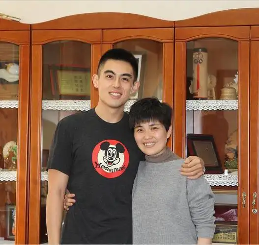 郭凯敏儿子进军演艺圈,型男的身材小鲜肉的脸,颇有父亲当年风采