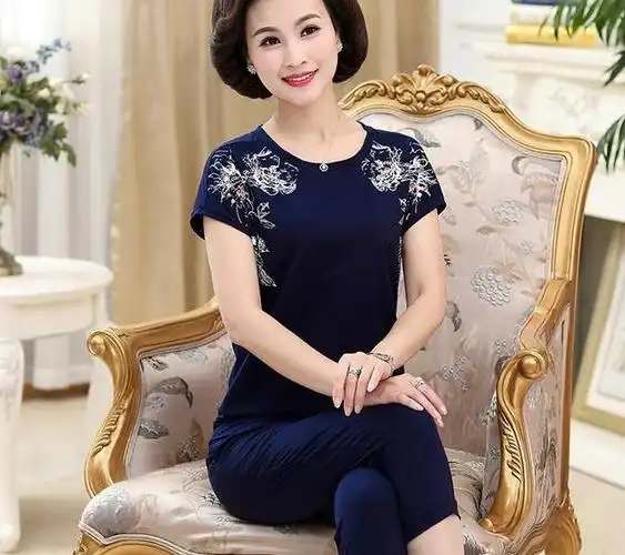 第一次看到这么洋气的妈妈装!高贵冻龄显嫩白,上身实在太美了