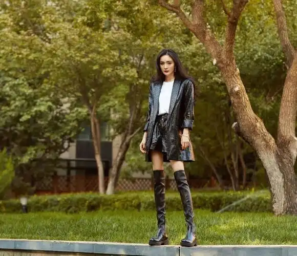 今年流行杨幂这款鳄鱼皮衣摆脱机车风穿出精致优雅感