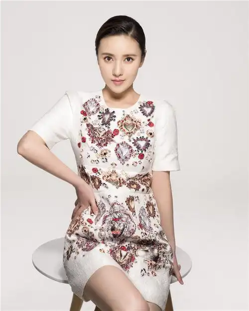 杨祖青最新写真曝光 白裙复古尽显优雅气质