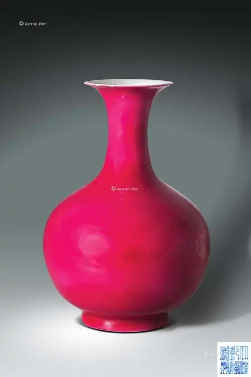 0536清乾隆红釉撇口天球瓶