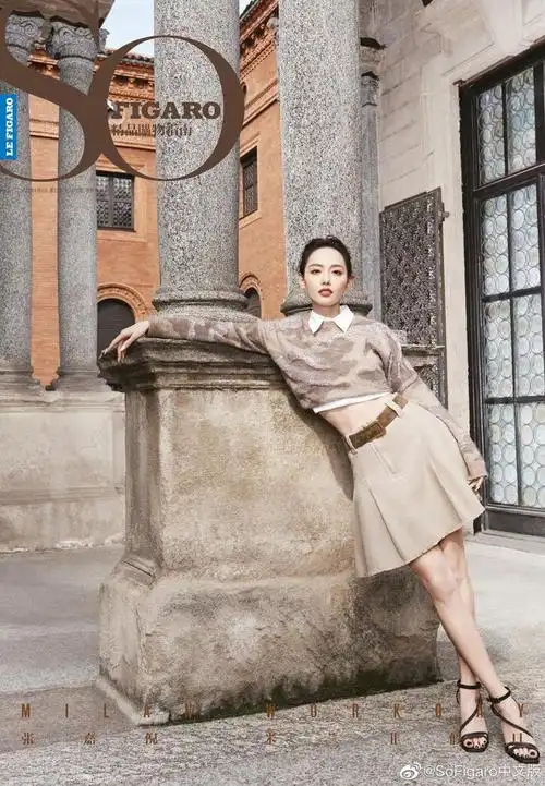 张嘉倪登sofigaro封面,深v抹胸性感优雅,高难度pose秀青春活力