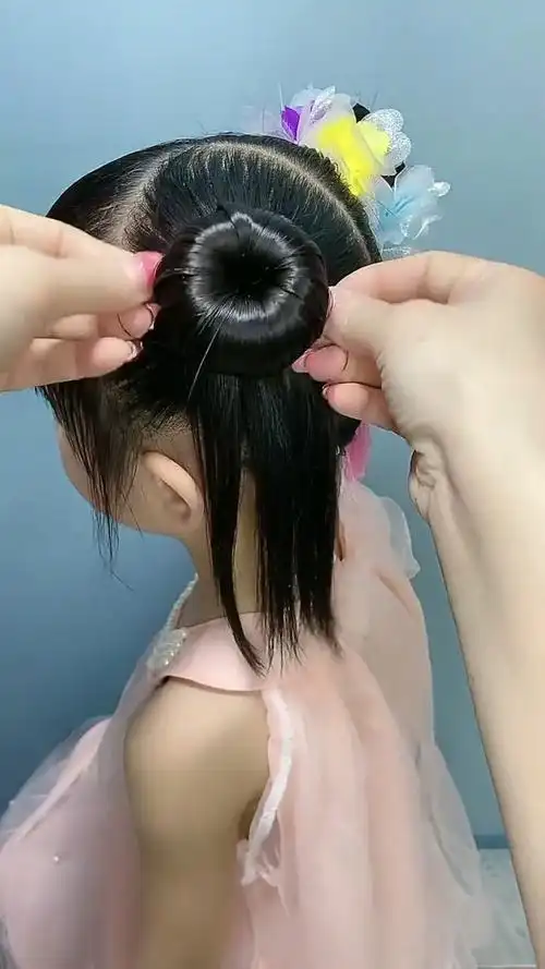 很快就到六一儿童节啦!送给你家女娃一款儿童双丸子头教程!