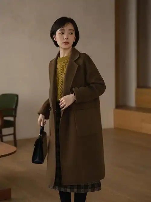 今年冬季流行这么穿,大衣搭配针织衫轻松提升气质,时髦又保暖