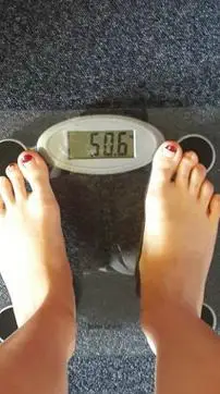 坚持了三个月,我的体重毫无意外地从134斤减到了100斤,当我踩到电子秤