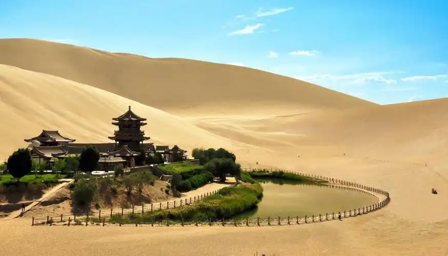 望远镜里的月牙泉