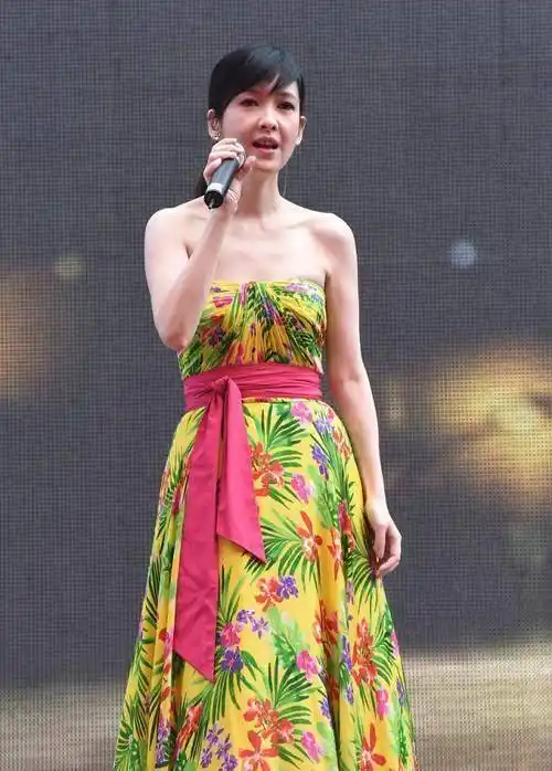 54岁周慧敏罕见露面,现身小县城参加商演捞金,_演艺_玉女_年青人