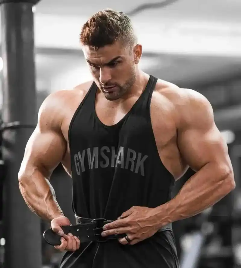 常年训练的军人vs撸铁肌肉男肌肉形态会有什么差别