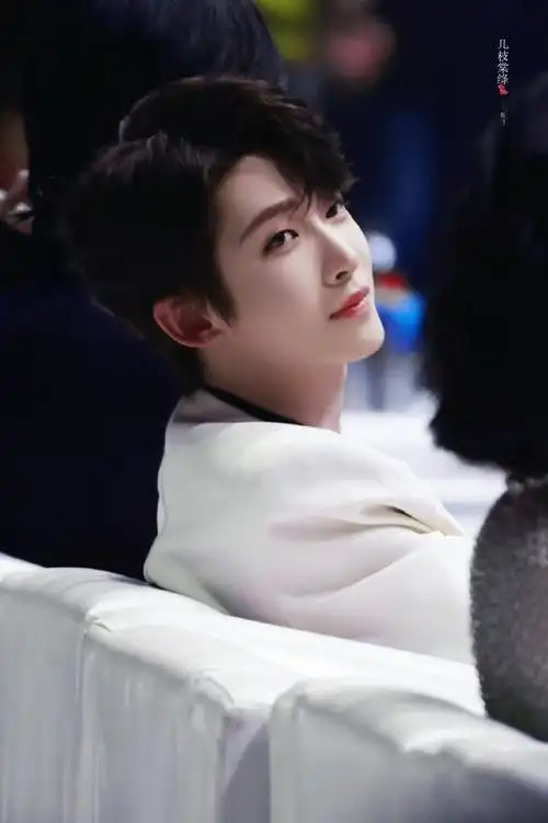 刘宇黑色深v绸带##搜狐视频舞蹈翻跳盛典