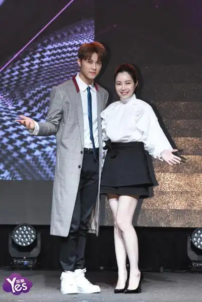 王子邱胜翊与粉丝一起过生日 徐怀钰现身祝福