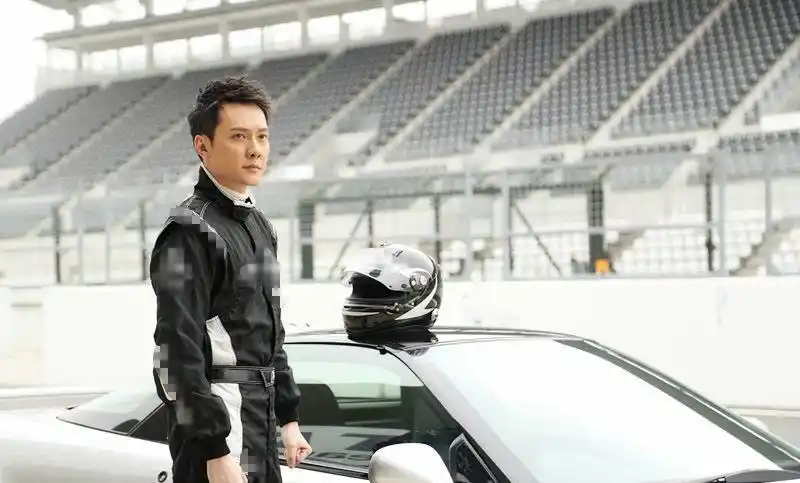 简介:赛车手冯绍峰日本用心赛车挑战韩寒,分享一组韩寒图片给大家,图