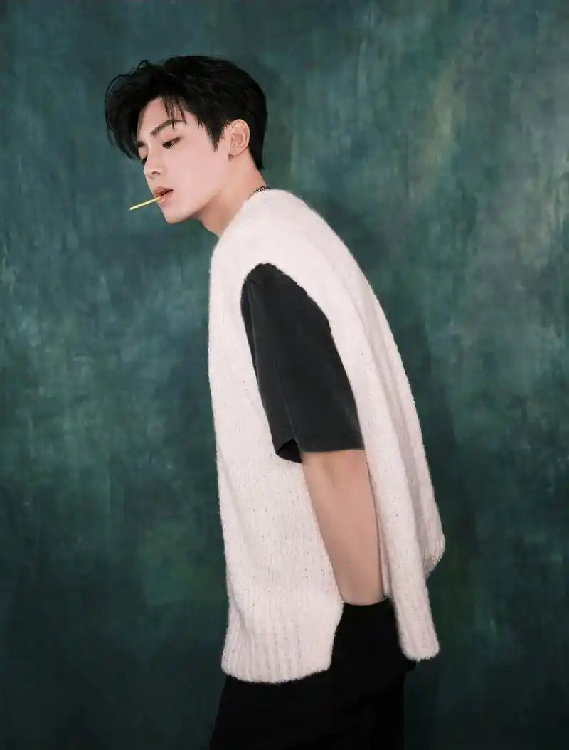 好看的图一起分享!#侯明昊 #腹肌 # - 抖音