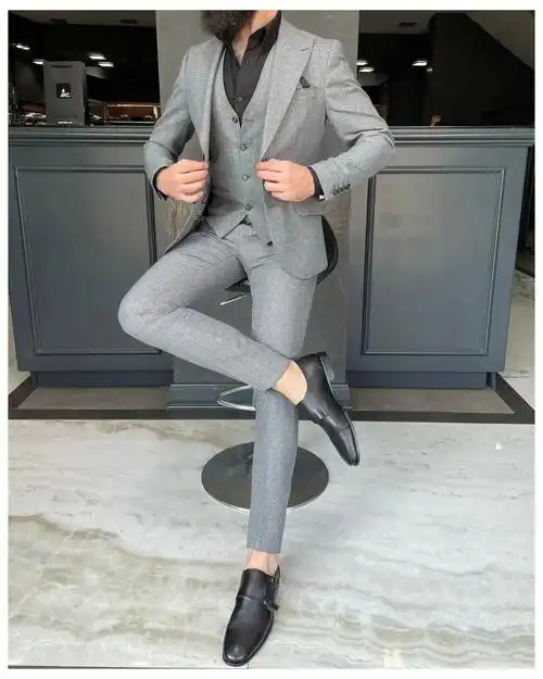修身灰色西服搭配