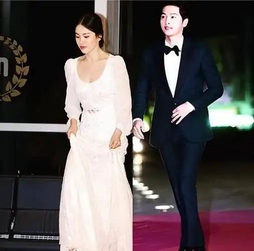 宋慧乔宋仲基重逢,一个台上颁奖,一个台下凝望,粉丝终于释怀了