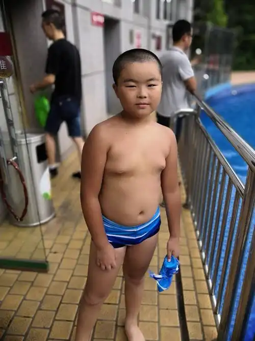 游泳晒得∵非洲人一样,但爸爸说男孩子黑一点没关系,这样显得健壮!